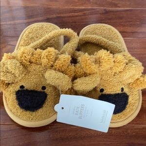 RH Lion bath slippers Size 11-12 (4-6 years)